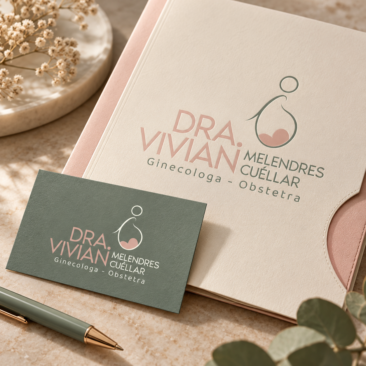 Mockup de aplicación del logo de Dra. Vivian Melendres Cuéllar diseñado por Yapo Creativo